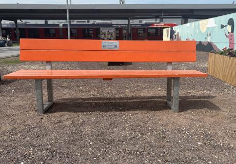 Orange Bank auf Magdeburger Hauptbahnhof